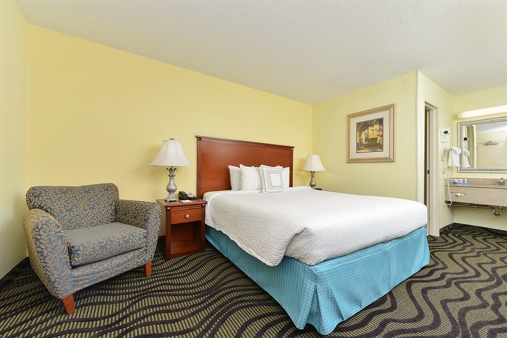 Baymont By Wyndham Savannah Midtown Exterior foto